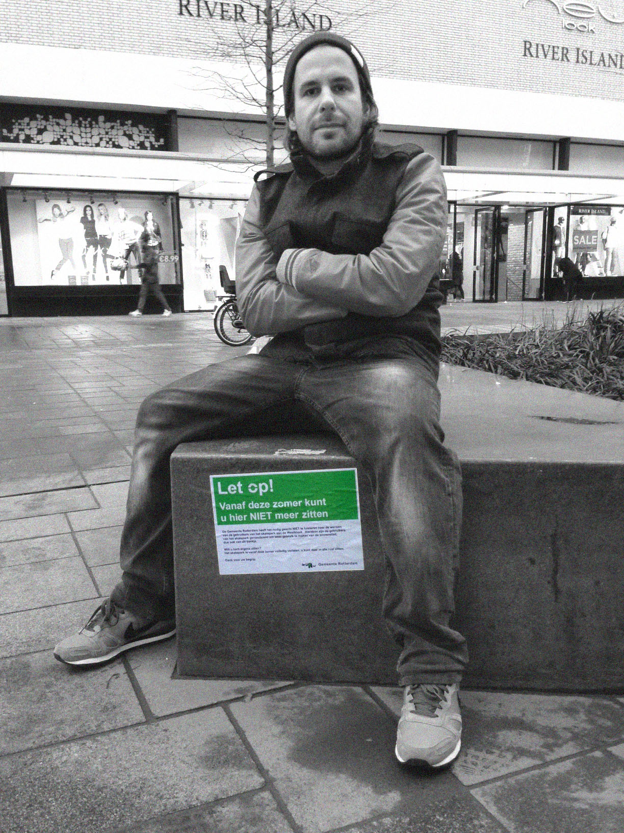 Marco Jongeneel, initiatiefnemer van de Kerngroep Westblaak, poseert bij één van hun ludieke acties.