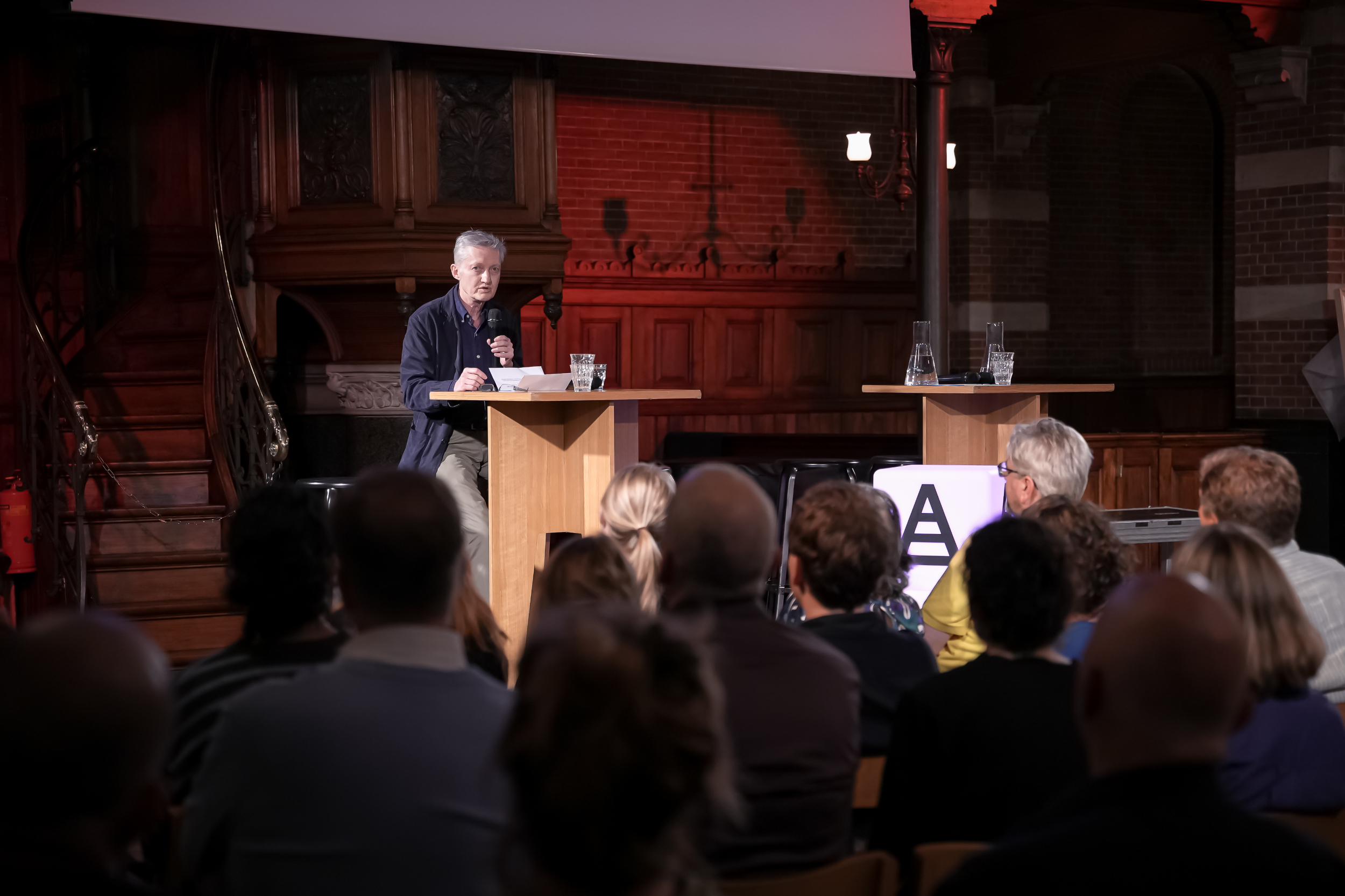 Al die camera’s zijn in oorlogstijd een bedreiging voor onze veiligheid, ziet schrijver Maxim Februari